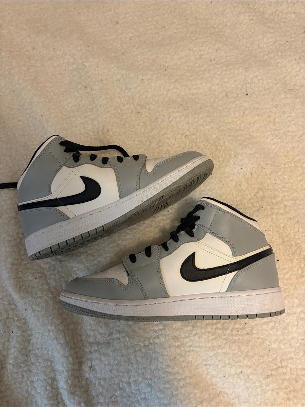 Jordan 1 Mid, Light Smoke Greys